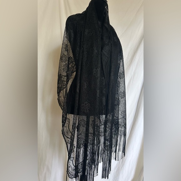 Elegant Black Lace Shawl - Picture 1 of 4